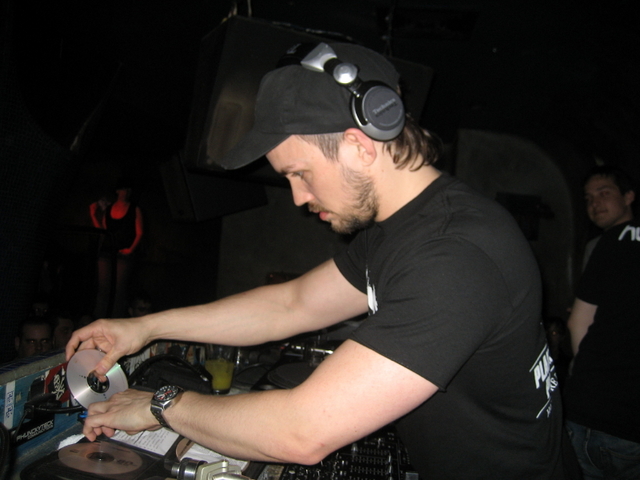How-to-wear-dj-headphones