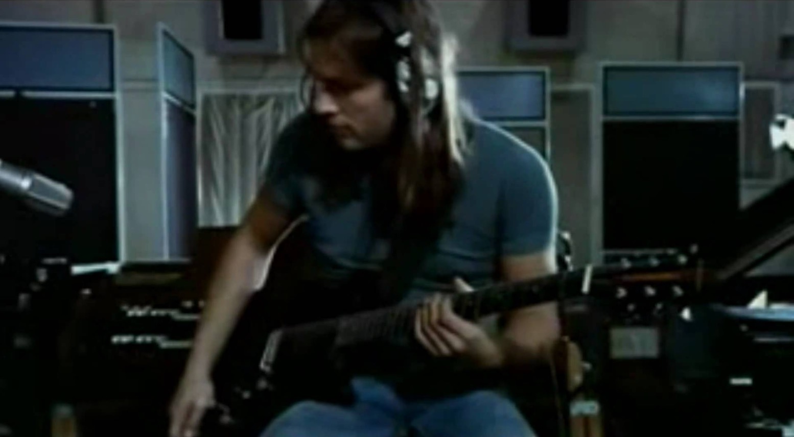 David-gilmour-recording-at-abbey-road-studios